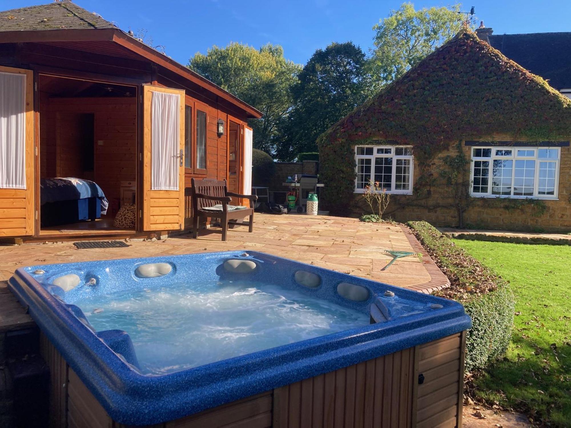 Exclusive 2 Bedroom Apartment With Summer House And Hot Tub Daventry Exteriör bild