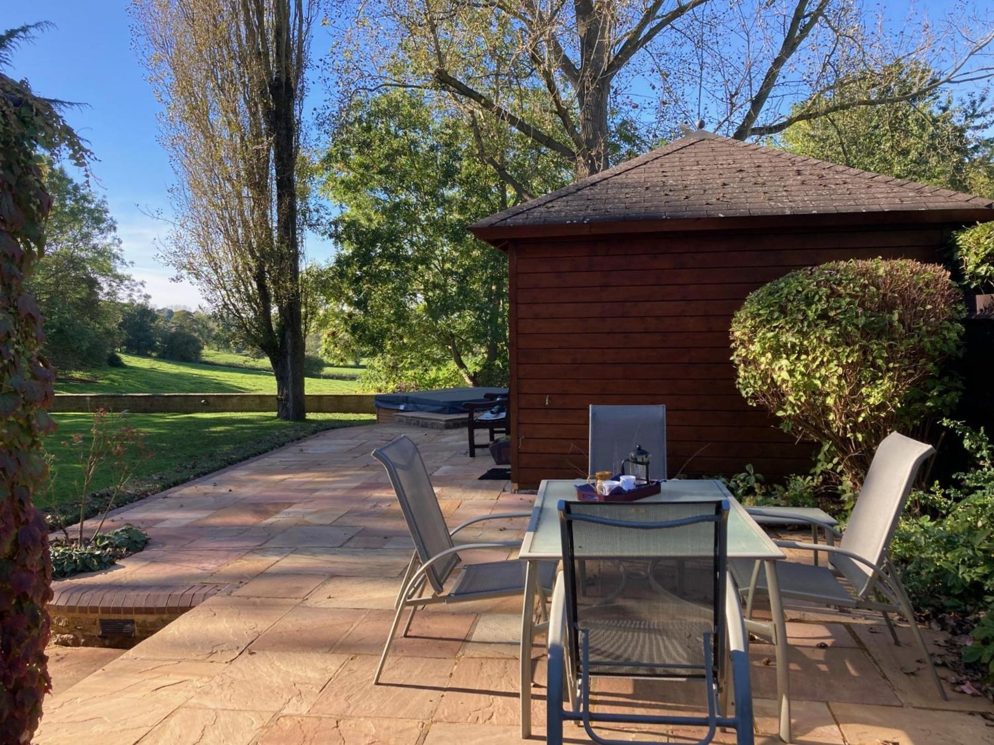 Exclusive 2 Bedroom Apartment With Summer House And Hot Tub Daventry Exteriör bild